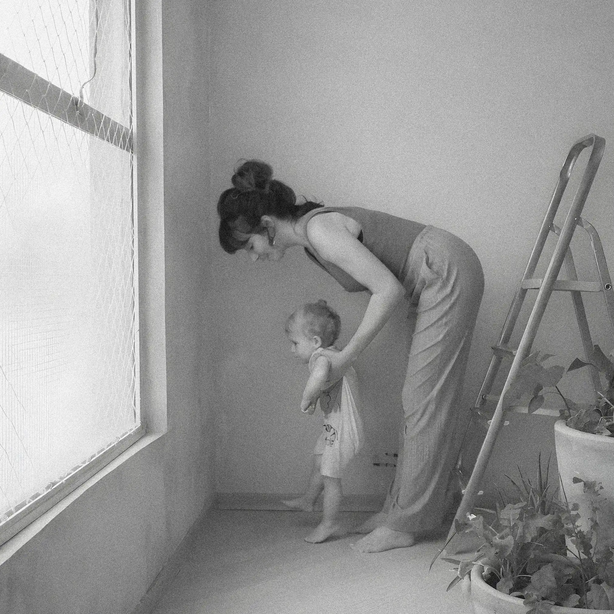 Mulher carregando seu filho